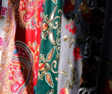 Plastik w modzie – materiały z recyklingu w branży odzieżowej